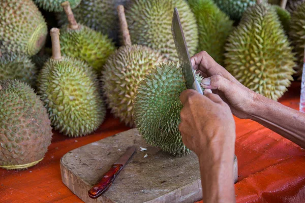 Yaşlı adam bıçakla 