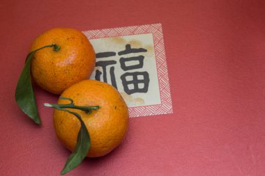 Kırmızı zarf, altın zarf ve mandalina ve mandarin portakal için Çin yeni yılı (Çince kelime nimet demektir beyaz arka plan üzerinde)