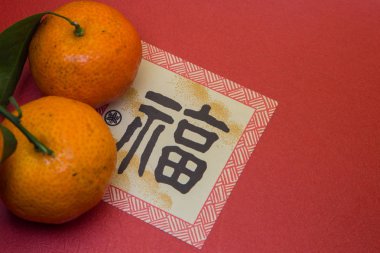 Kırmızı zarf, altın zarf ve mandalina ve mandarin portakal için Çin yeni yılı (Çince kelime nimet demektir beyaz arka plan üzerinde)