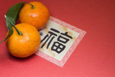 Kırmızı zarf, altın zarf ve mandalina ve mandarin portakal için Çin yeni yılı (Çince kelime nimet demektir beyaz arka plan üzerinde)