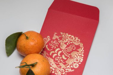 Kırmızı zarf, altın zarf ve mandalina ve mandarin portakal için Çin yeni yılı (Çince kelime nimet demektir beyaz arka plan üzerinde)