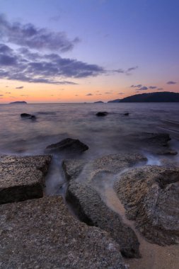 Güzel doğa günbatımı üzerinde deniz Sabah Borneo, alacakaranlık gökyüzü ile şaşırtıcı