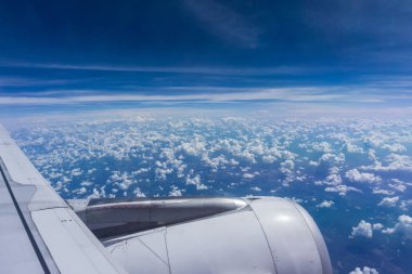 Açık mavi gökyüzü ile Windows uçaklarından güzel peyzaj görünümü