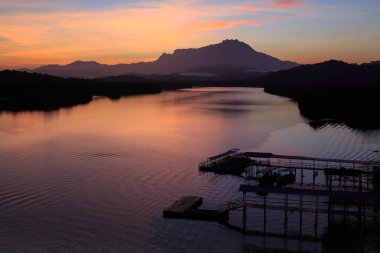 Gayang, Tuaran, sabah, Borneo 'da arka plan olarak ışık ve Mount Kinabalu Rays ile inanılmaz güzel alacakaranlık gündoğumu