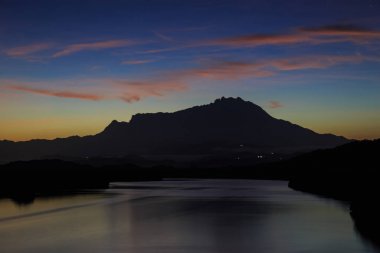 Gayang, Tuaran, sabah, Borneo 'da arka plan olarak ışık ve Mount Kinabalu Rays ile inanılmaz güzel alacakaranlık gündoğumu