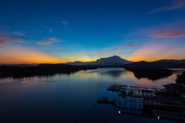 Gayang, Tuaran, sabah, Borneo 'da arka plan olarak ışık ve Mount Kinabalu Rays ile inanılmaz güzel alacakaranlık gündoğumu