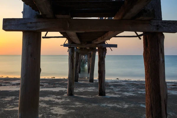 抽象的な古い木造桟橋桟橋美しい夕日の間に長い露出 — ストック写真