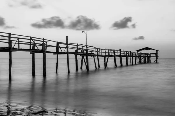 Güzel Gün Batımı Sırasında Soyut Eski Ahşap Iskeleli Iskele Uzun — Stok fotoğraf