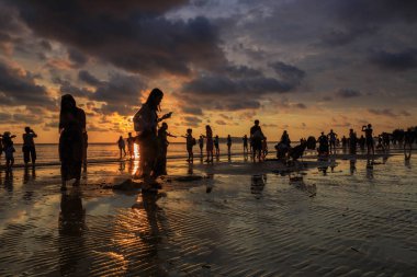 Kota Kinabalu, Sabah, Malezya-01 Mayıs 2018: Tanjung Aru Plajı, Kota Kinabalu, Sabah'ın en ünlü gün batımı yerinde kimliği belirsiz ziyaretçi ve turist ziyaret ediyor ve gün batımı fotoğrafı çekiyor 