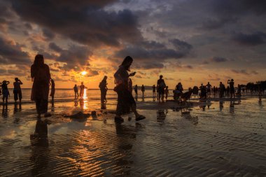 Kota Kinabalu, Sabah, Malezya-01 Mayıs 2018: Tanjung Aru Plajı, Kota Kinabalu, Sabah'ın en ünlü gün batımı yerinde kimliği belirsiz ziyaretçi ve turist ziyaret ediyor ve gün batımı fotoğrafı çekiyor 