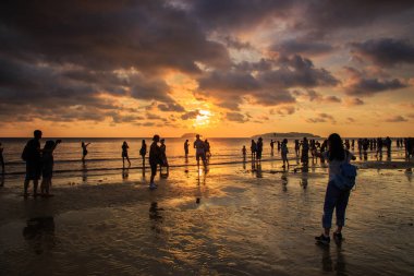 Kota Kinabalu, Sabah, Malezya-01 Mayıs 2018: Tanjung Aru Plajı, Kota Kinabalu, Sabah'ın en ünlü gün batımı yerinde kimliği belirsiz ziyaretçi ve turist ziyaret ediyor ve gün batımı fotoğrafı çekiyor 