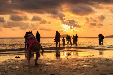 Kota Kinabalu, Sabah, Malezya-01 Mayıs 2018: Tanjung Aru Plajı, Kota Kinabalu, Sabah'ın en ünlü gün batımı yerinde kimliği belirsiz ziyaretçi ve turist ziyaret ediyor ve gün batımı fotoğrafı çekiyor 