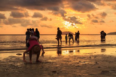 Kota Kinabalu, Sabah, Malezya-01 Mayıs 2018: Tanjung Aru Plajı, Kota Kinabalu, Sabah'ın en ünlü gün batımı yerinde kimliği belirsiz ziyaretçi ve turist ziyaret ediyor ve gün batımı fotoğrafı çekiyor 