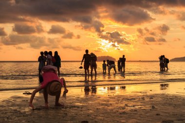 Kota Kinabalu, Sabah, Malezya-01 Mayıs 2018: Tanjung Aru Plajı, Kota Kinabalu, Sabah'ın en ünlü gün batımı yerinde kimliği belirsiz ziyaretçi ve turist ziyaret ediyor ve gün batımı fotoğrafı çekiyor 