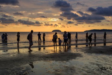 Kota Kinabalu, Sabah, Malezya-01 Mayıs 2018: Tanjung Aru Plajı, Kota Kinabalu, Sabah'ın en ünlü gün batımı yerinde kimliği belirsiz ziyaretçi ve turist ziyaret ediyor ve gün batımı fotoğrafı çekiyor 