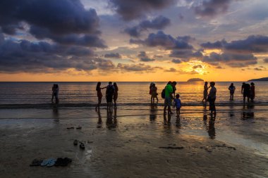 Kota Kinabalu, Sabah, Malezya-01 Mayıs 2018: Tanjung Aru Plajı, Kota Kinabalu, Sabah'ın en ünlü gün batımı yerinde kimliği belirsiz ziyaretçi ve turist ziyaret ediyor ve gün batımı fotoğrafı çekiyor 
