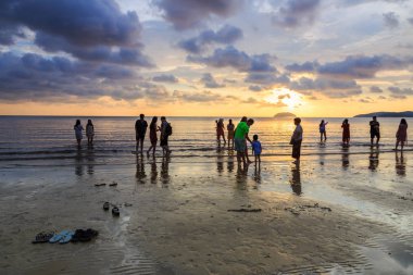 Kota Kinabalu, Sabah, Malezya-01 Mayıs 2018: Tanjung Aru Plajı, Kota Kinabalu, Sabah'ın en ünlü gün batımı yerinde kimliği belirsiz ziyaretçi ve turist ziyaret ediyor ve gün batımı fotoğrafı çekiyor 