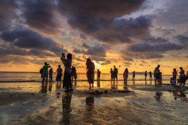 Kota Kinabalu, Sabah, Malezya-01 Mayıs 2018: Tanjung Aru Plajı, Kota Kinabalu, Sabah'ın en ünlü gün batımı yerinde kimliği belirsiz ziyaretçi ve turist ziyaret ediyor ve gün batımı fotoğrafı çekiyor 