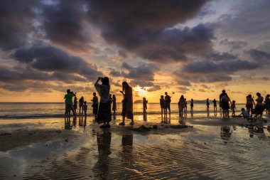 Kota Kinabalu, Sabah, Malezya-01 Mayıs 2018: Tanjung Aru Plajı, Kota Kinabalu, Sabah'ın en ünlü gün batımı yerinde kimliği belirsiz ziyaretçi ve turist ziyaret ediyor ve gün batımı fotoğrafı çekiyor 