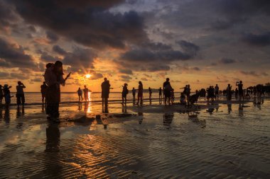 Kota Kinabalu, Sabah, Malezya-01 Mayıs 2018: Tanjung Aru Plajı, Kota Kinabalu, Sabah'ın en ünlü gün batımı yerinde kimliği belirsiz ziyaretçi ve turist ziyaret ediyor ve gün batımı fotoğrafı çekiyor 