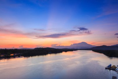 Güzel Twilight Sunrise ve şaşırtıcı gökyüzü bulutları ile Majestic Mount Kinabalu, Tuaran, Sabah, Borneo (Soft Focus)