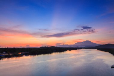 Güzel Twilight Sunrise ve şaşırtıcı gökyüzü bulutları ile Majestic Mount Kinabalu, Tuaran, Sabah, Borneo (Soft Focus)