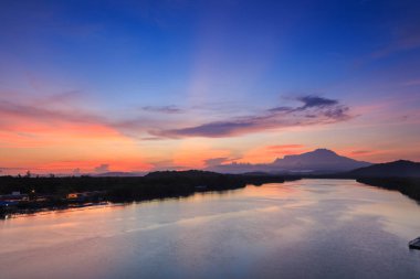Güzel Twilight Sunrise ve şaşırtıcı gökyüzü bulutları ile Majestic Mount Kinabalu, Tuaran, Sabah, Borneo (Soft Focus)