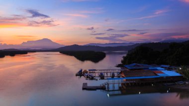 Güzel Twilight Sunrise ve şaşırtıcı gökyüzü bulutları ile Majestic Mount Kinabalu, Tuaran, Sabah, Borneo (Soft Focus)