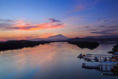 Güzel Twilight Sunrise ve şaşırtıcı gökyüzü bulutları ile Majestic Mount Kinabalu, Tuaran, Sabah, Borneo (Soft Focus)