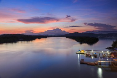 Güzel Twilight Sunrise ve şaşırtıcı gökyüzü bulutları ile Majestic Mount Kinabalu, Tuaran, Sabah, Borneo (Soft Focus)