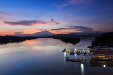 Güzel Twilight Sunrise ve şaşırtıcı gökyüzü bulutları ile Majestic Mount Kinabalu, Tuaran, Sabah, Borneo (Soft Focus)