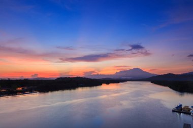 Güzel Twilight Sunrise ve şaşırtıcı gökyüzü bulutları ile Majestic Mount Kinabalu, Tuaran, Sabah, Borneo (Soft Focus)