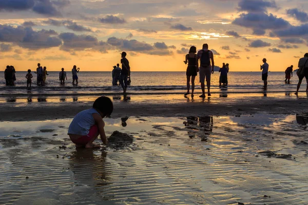 Kota Kinabalu, Sabah, Malezya-01 Mayıs 2018: Tanjung Aru Plajı, Kota Kinabalu, Sabah'ın en ünlü gün batımı yerinde kimliği belirsiz ziyaretçi ve turist ziyaret ediyor ve gün batımı fotoğrafı çekiyor 