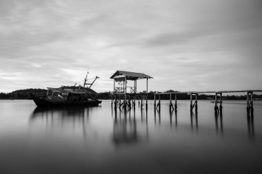 Güzel Sunset Sahne Gayang köyünde balıkçı tekne ile, Borneo. (Görüntü belirli tane veya gürültü ve yumuşak odak içerir.)