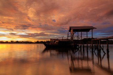 Güzel Sunset Sahne Gayang köyünde balıkçı tekne ile, Borneo. (Görüntü belirli tane veya gürültü ve yumuşak odak içerir.)