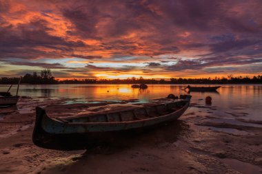 Güzel Sunset Sahne Gayang köyünde balıkçı tekne ile, Borneo. (Görüntü belirli tane veya gürültü ve yumuşak odak içerir.)