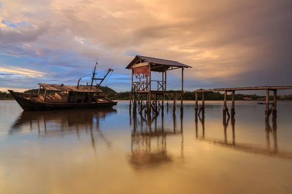 Hermosa Escena Del Atardecer Con Barco Pescador Aldea Gayang Borneo —  Fotos de Stock