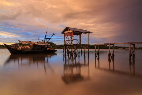 Hermosa Escena Del Atardecer Con Barco Pescador Aldea Gayang Borneo —  Fotos de Stock