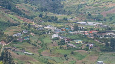 Doğa yayla yeşil manzaralı Kundasang Town, Sabah, Malezya