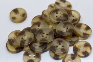 Kahverengi düğmenin yakın plan görüntüsü beyaz üzerine izole et (seçici odak)