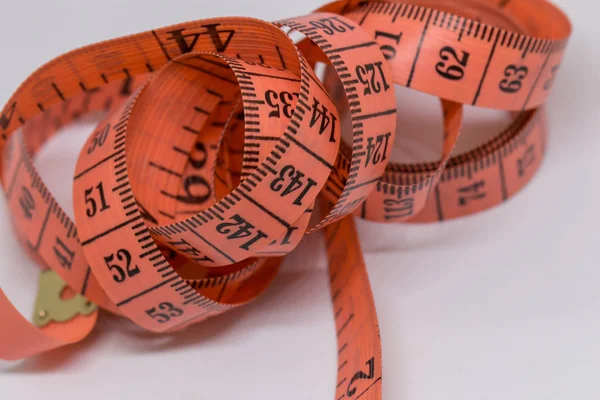 Beyaz üzerine izole edilmiş mezuranın soyut yumuşak odağı, terzi tasarımı için mezura ölçümü, fitness kullanımı için mezura ölçümü