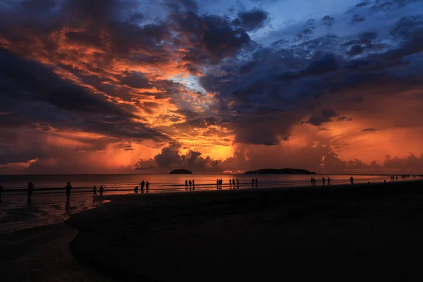 Hermosa Puesta Sol Con Turista Silueta Tanjung Aru Beach Kota —  Fotos de Stock