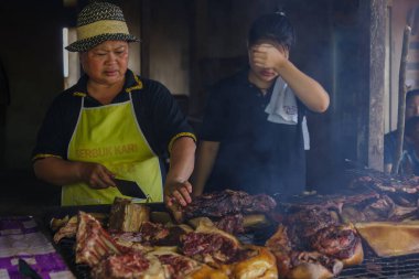 Kundasang, Sabah, Malezya - CIRCA MAY, 2017: Tamparuli 'den Kundasang' a uzanan otoyol boyunca Kinabalu Dağı yönünde tütsülenmiş yaban domuzu (Sinalau Bakas) 'ın en ünlü bölümü.