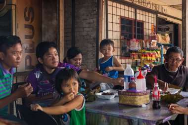Kundasang, Sabah, Malezya - CIRCA MAY, 2017: Bir grup aile Kundasang, Sabah, Borneo 'daki en ünlü Tütsülenmiş Yaban Domuzu (Sinalau Bakas) çiftliğinde mutlu ve eğleniyor
