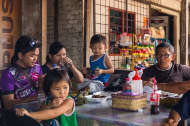 Kundasang, Sabah, Malezya - CIRCA MAY, 2017: Bir grup aile Kundasang, Sabah, Borneo 'daki en ünlü Tütsülenmiş Yaban Domuzu (Sinalau Bakas) çiftliğinde mutlu ve eğleniyor