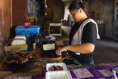 Kundasang, Sabah, Malezya - CIRCA MAY, 2017: Tamparuli 'den Kundasang' a uzanan otoyol boyunca Kinabalu Dağı yönünde tütsülenmiş yaban domuzu (Sinalau Bakas) 'ın en ünlü bölümü.