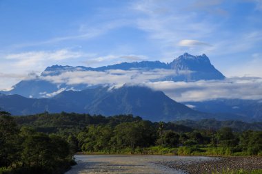 Doğanın muhteşem manzarası. Sisli bir sis ve Kinabalu Dağı, Sabah, Borneo Dağı.