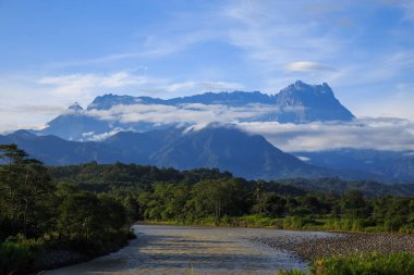 Doğanın muhteşem manzarası. Sisli bir sis ve Kinabalu Dağı, Sabah, Borneo Dağı.