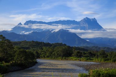 Doğanın muhteşem manzarası. Sisli bir sis ve Kinabalu Dağı, Sabah, Borneo Dağı.