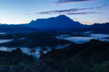 Doğanın muhteşem manzarası. Sisli bir sis ve Kinabalu Dağı, Sabah, Borneo Dağı.